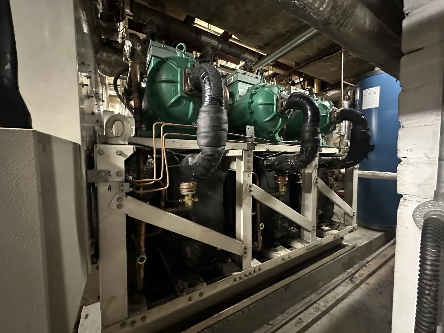 Compressor plant serving a commercial walk-in freezer